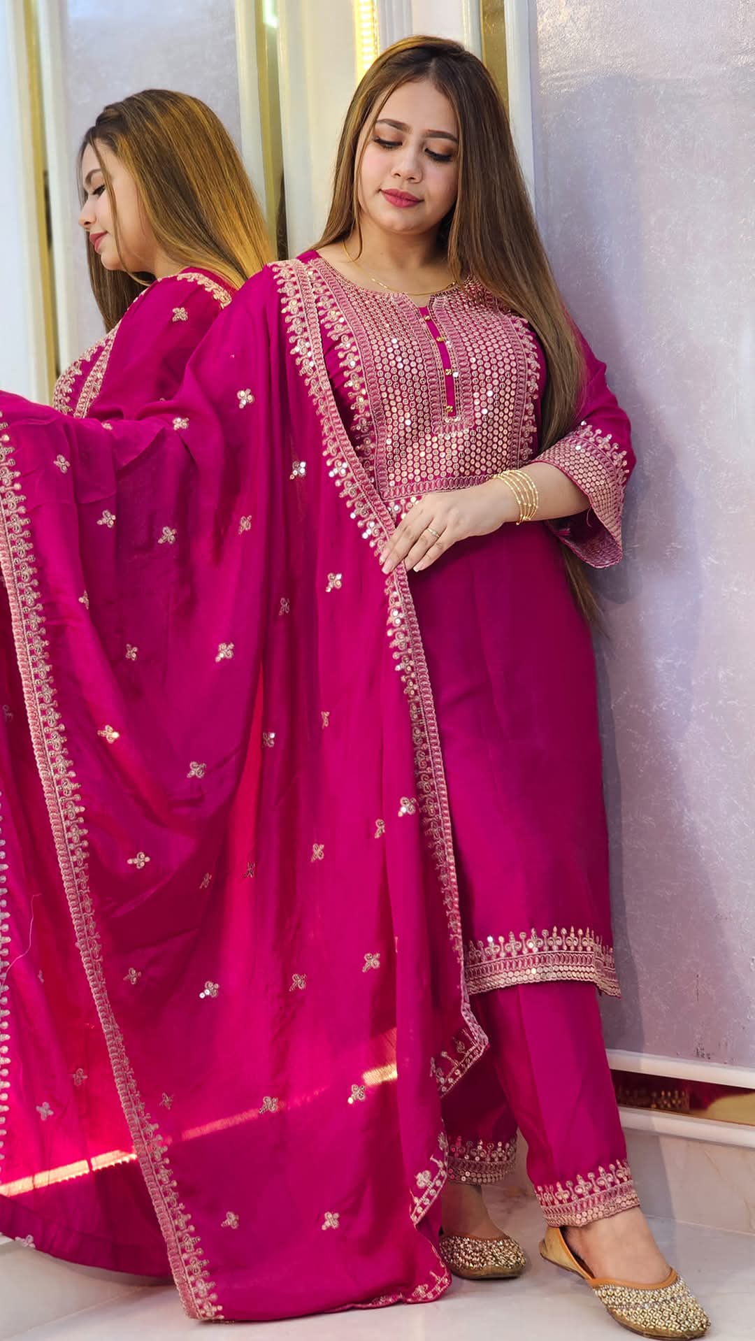 বডি এসিকটন গাউন বুকে কম্পিউটার কাজ করা।