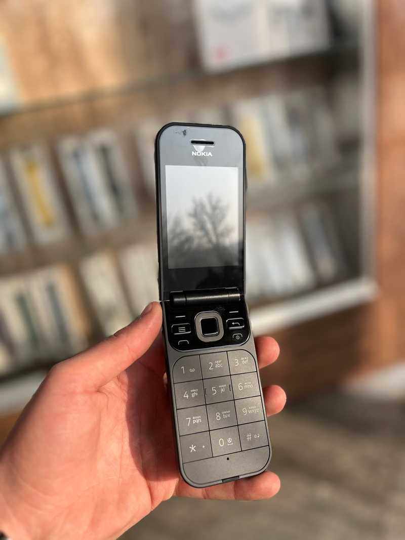 Nokia 2720 flip mobile