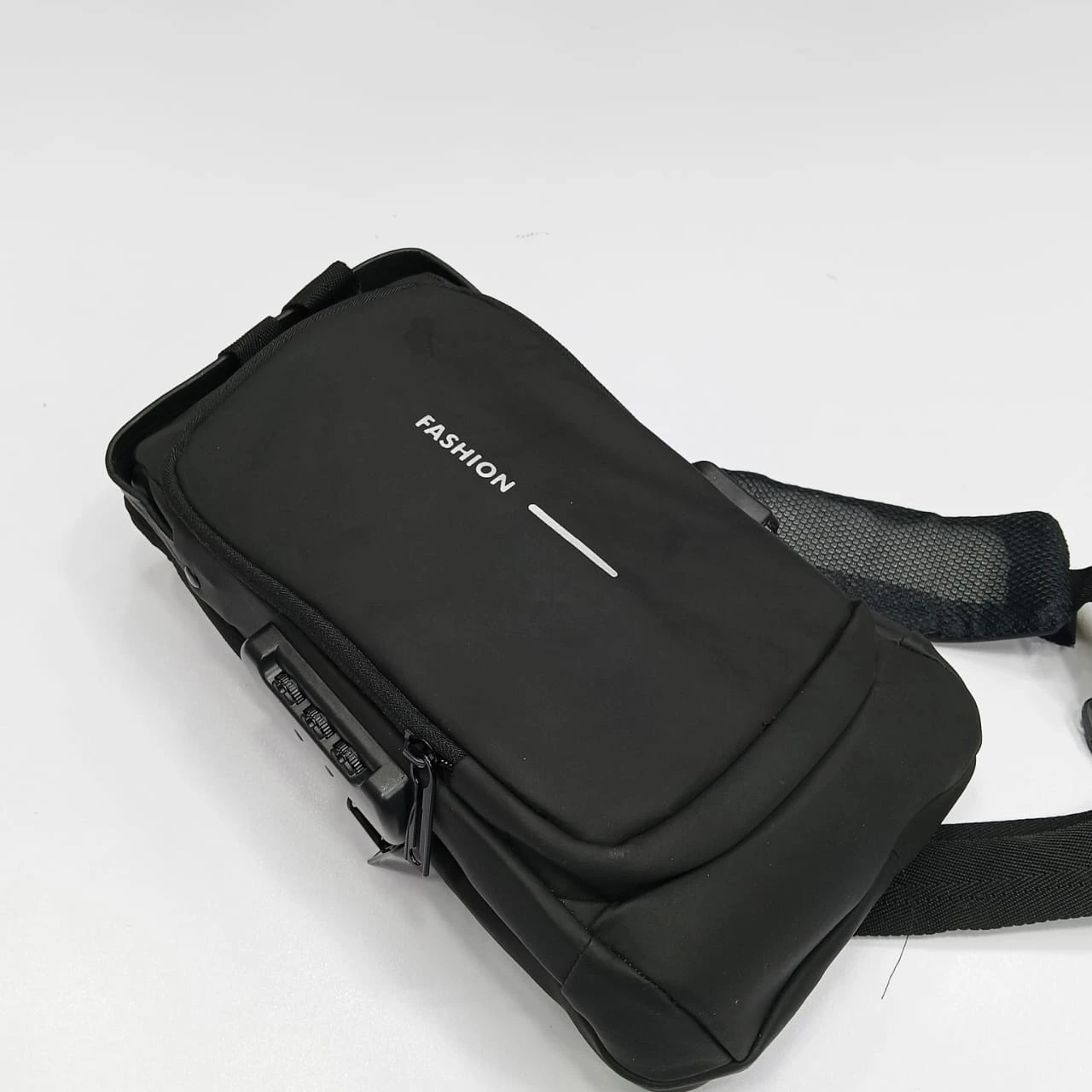 USB charging sport sling Anti-theft shoulder bag (Black)