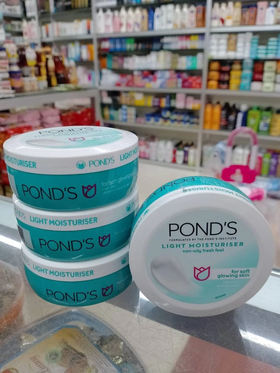 POND'S Light Moisturiser 100ml Non-Oily Fresh Feel For Soft Glowing Skin With Vitamin E & Glycerin