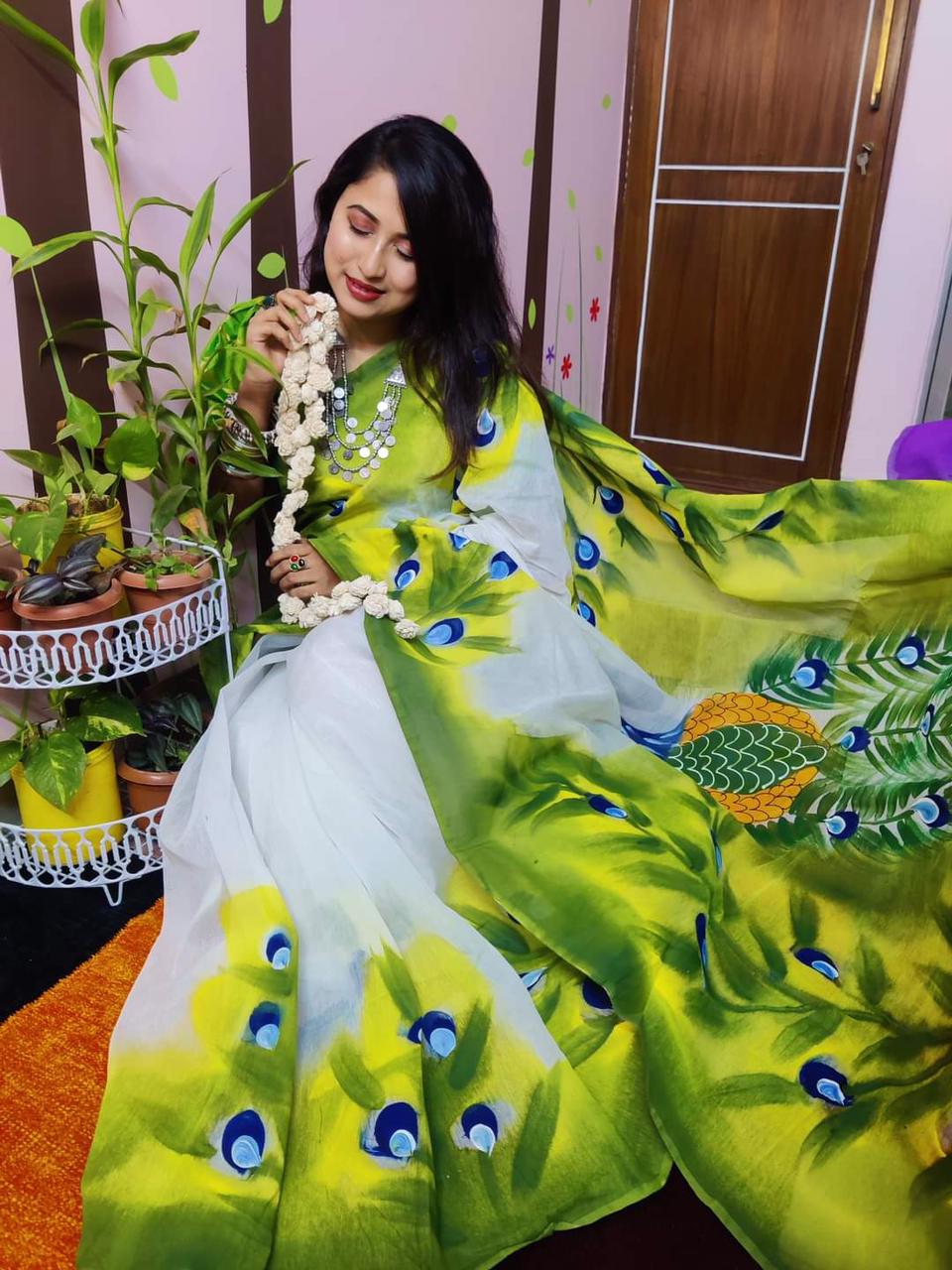 হাফসিল্ক শাড়ীতে হ্যান্ডপ্রিন্ট তুলির কাজ করা