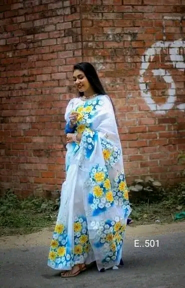 হাফসিল্ক শাড়ীতে হ্যান্ডপ্রিন্ট তুলির কাজ করা
