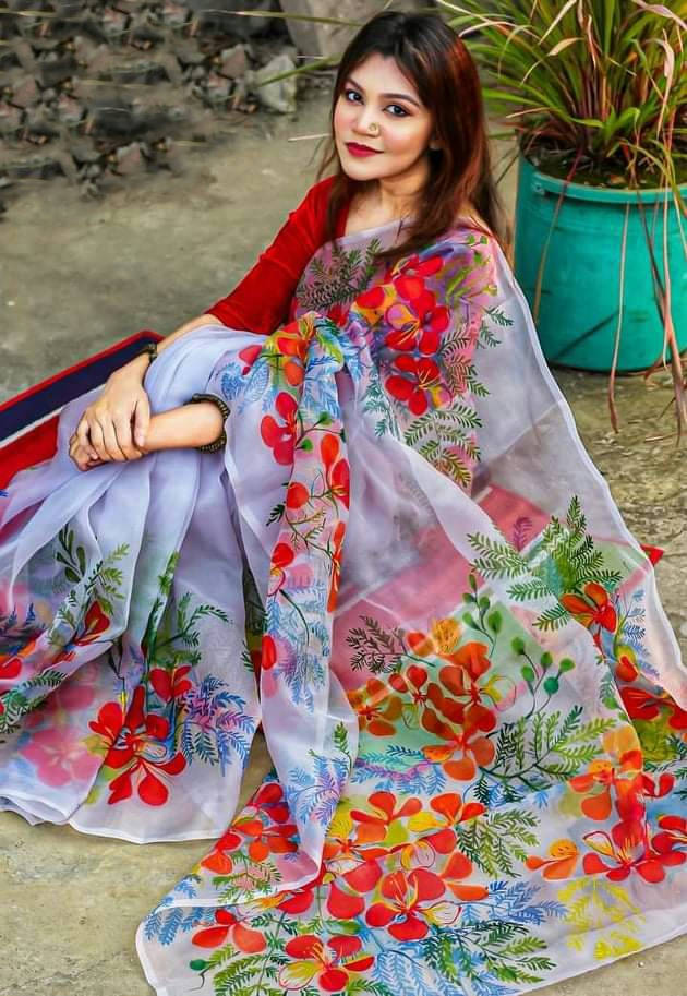 হাফসিল্ক শাড়ীতে হ্যান্ডপ্রিন্ট তুলির কাজ করা