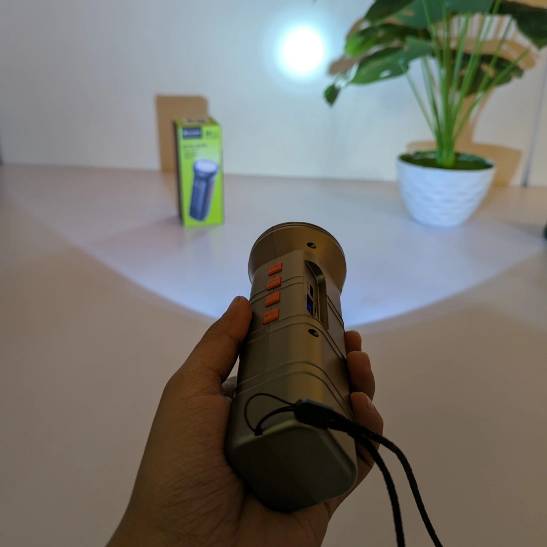 Ai-151s Wireless Speaker Sport Music Outdoor Flashlight
