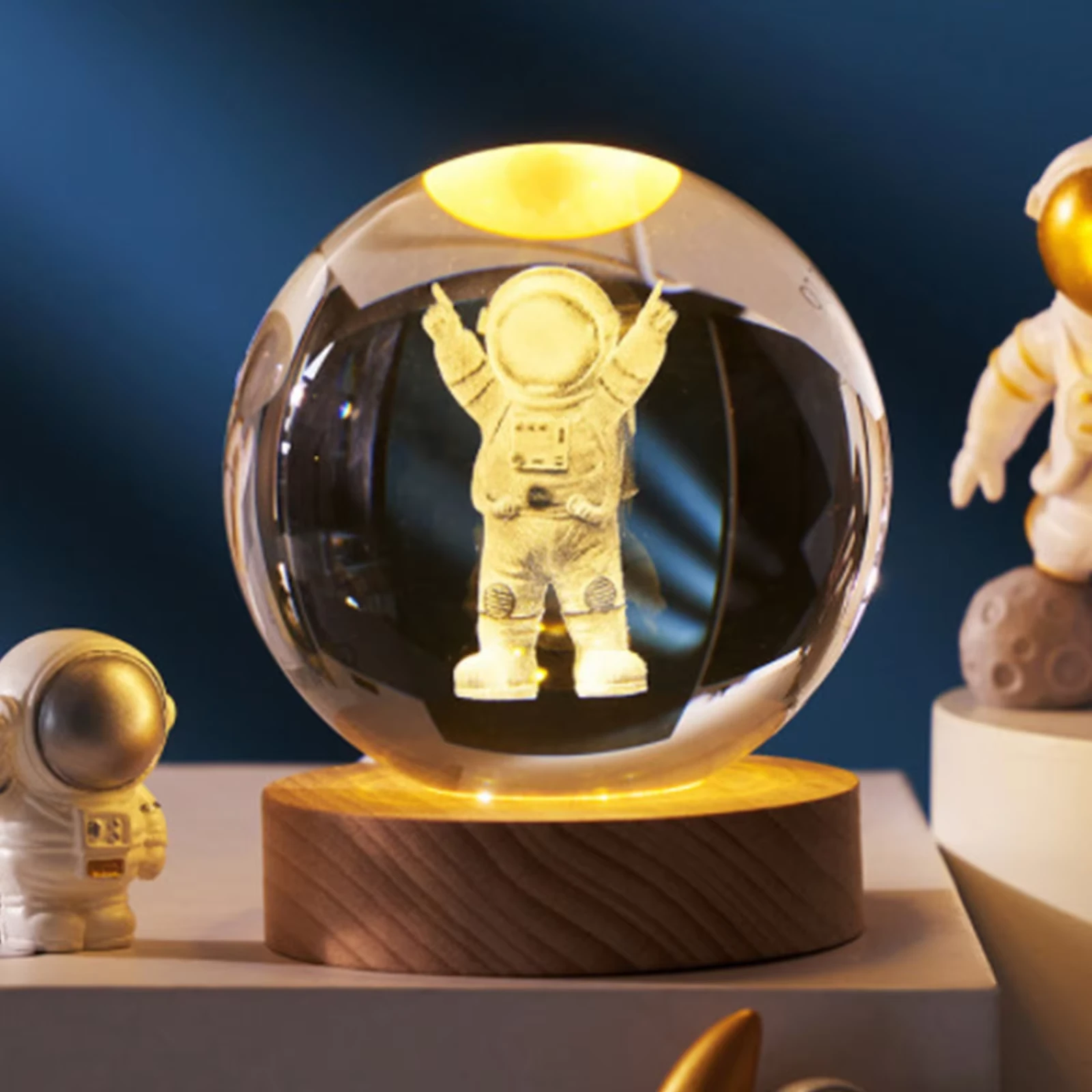 3D Crystal Ball – Astronaut (7 Color Base)