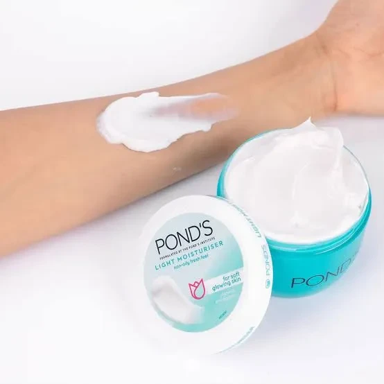 POND'S Light Moisturiser 25ml Non-Oily Fresh Feel For Soft Glowing Skin With Vitamin E & Glycerin