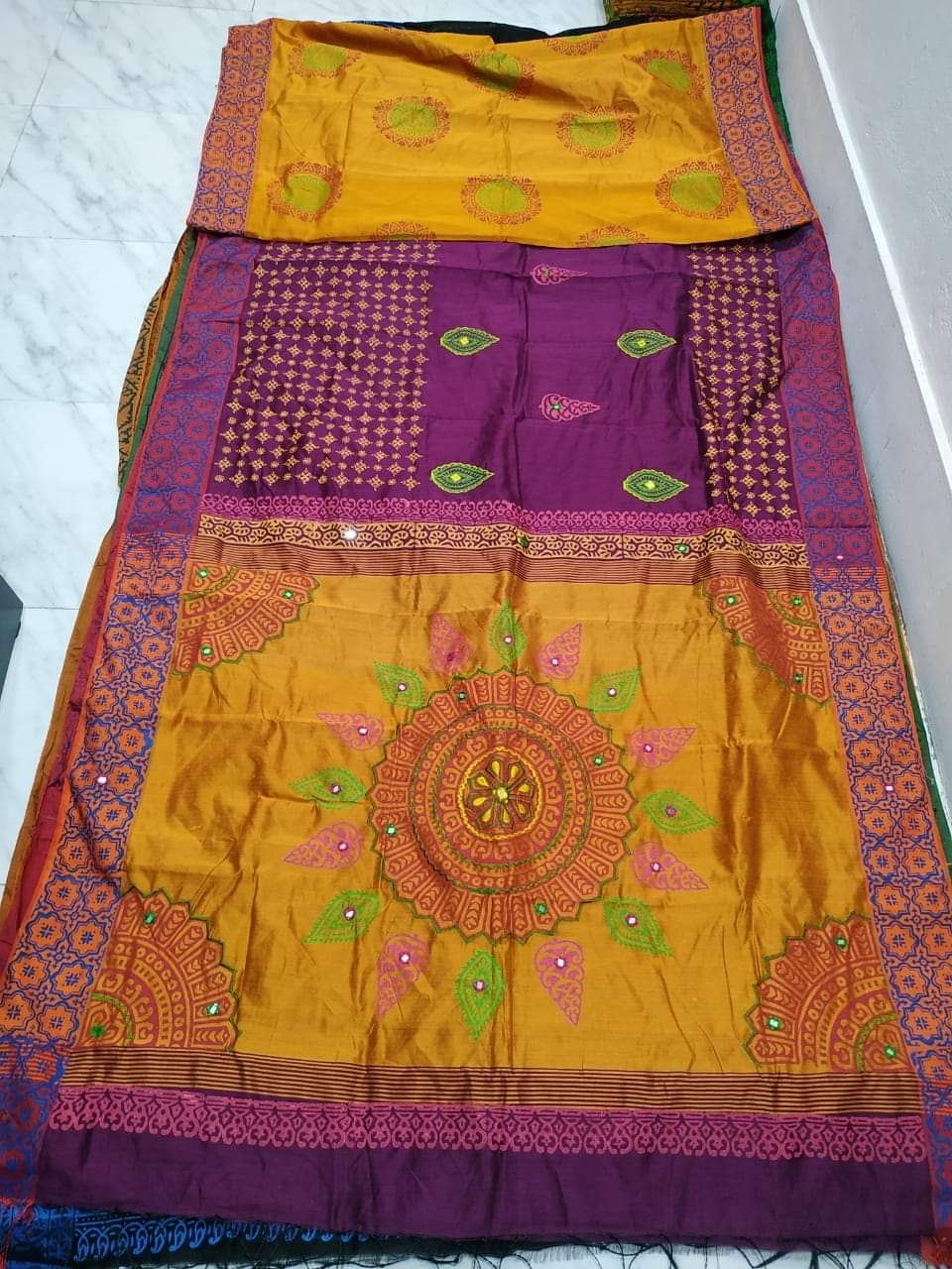 এমব্রয়ডাড়ী ধুপিয়ানসিল্ক শাড়ী
