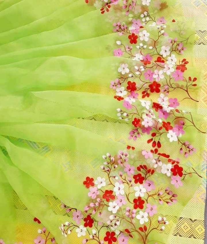 হাফসিল্ক শাড়ীতে হ্যান্ডপ্রিন্ট তুলির কাজ করা