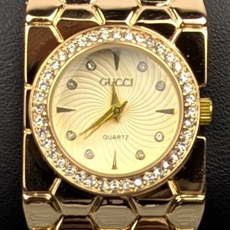 Elegant Golden Ladies Quartz Watch with Crystal Bezel – Premium Bracelet Design (Golden Dial)