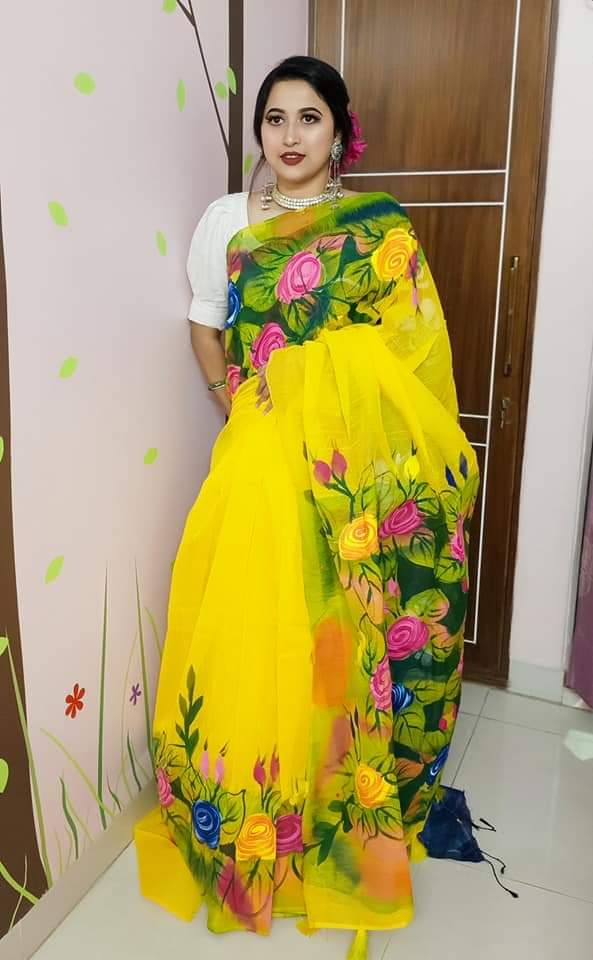 হাফসিল্ক শাড়ীতে হ্যান্ডপ্রিন্ট তুলির কাজ করা